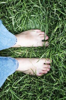 Afbeelding van blote voeten op het gras