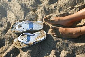 Afbeelding van blote voeten op het strand