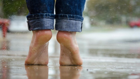 foto van natte voeten in de regen